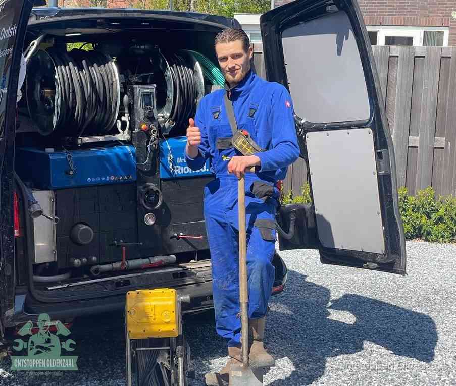 Een monteur met gereedschapsriem en klembord, klaar om een transparant vast tarief te geven voor het ontstoppen in Oldenzaal