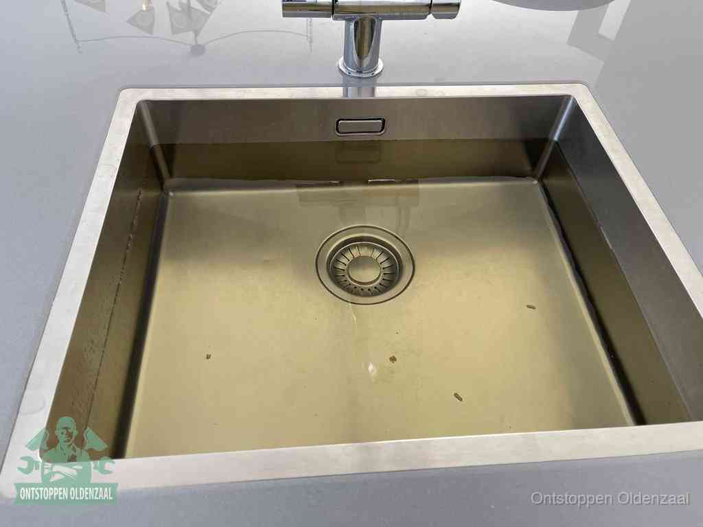 Een RVS spoelbak met stilstaand water dat niet wegloopt, een van de eerste signalen van een beginnende verstopping in Oldenzaal