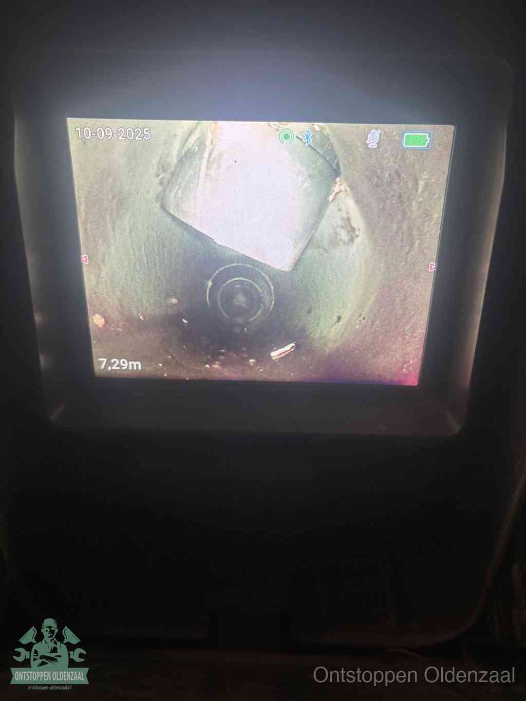 Het scherm van een rioolinspectiecamera toont de binnenkant van de leiding, eerst vaststellen waar de verstopping zit in Oldenzaal